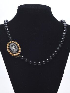 Onyx Intaglio (reverse Cameo) pendant on Black pearl necklace - Vintage